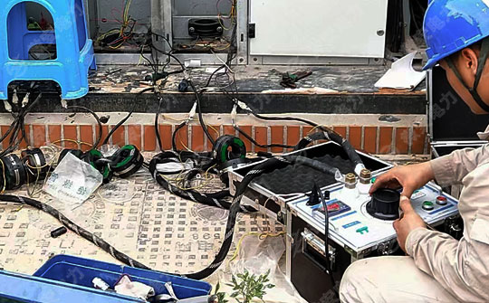 便攜式大電流發(fā)生器的測試現(xiàn)場